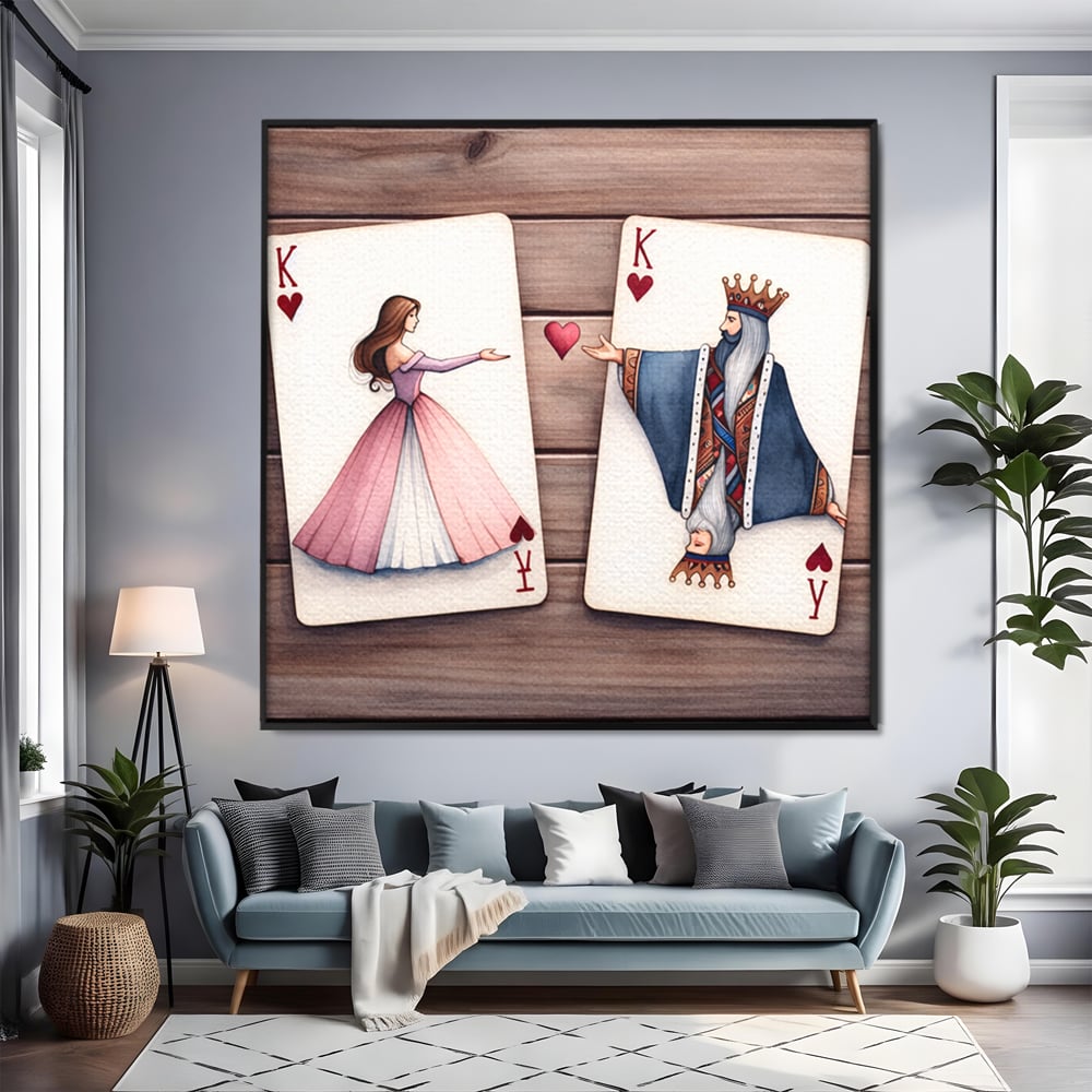 Tablou canvas cu carti de joc cu rege si regina, in rama de aluminiu negru, pe perete intr-un living